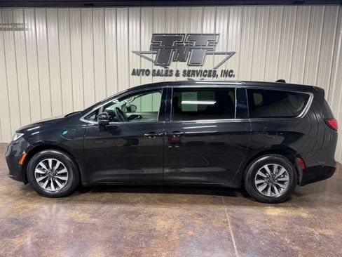 Used 2023 Chrysler Pacifica Touring-L FWD image 3
