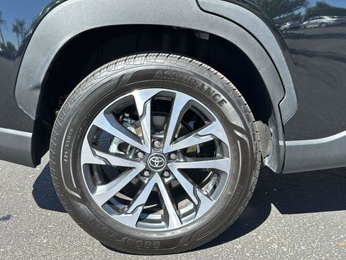 Used 2025 Toyota Corolla Cross XLE image 9