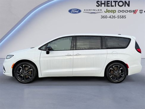 New 2026 Chrysler Pacifica Select image 2