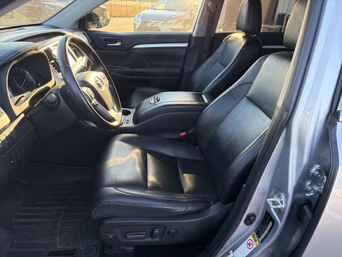Used 2019 Toyota Highlander XLE w/ Carpet Mat Package (TMS) image 24