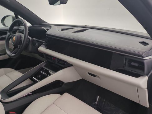 Certified 2025 Porsche Macan Electric RWD image 23