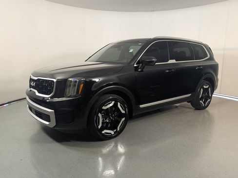 Used 2024 Kia Telluride EX w/ EX Captain's Chair Package FWD image 3