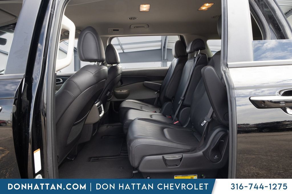 Used 2025 Kia Carnival FWD image 19
