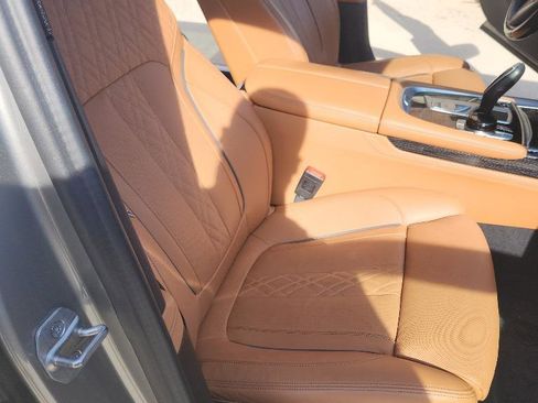 Used 2022 BMW 750i xDrive w/ Executive Package image 32