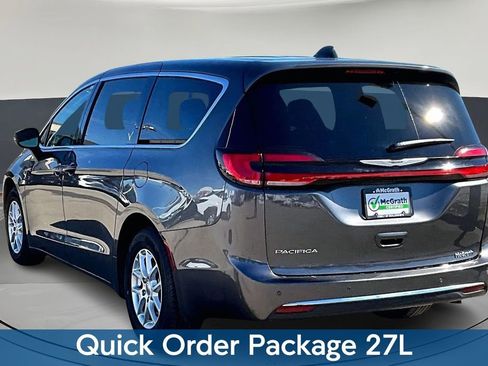 Used 2023 Chrysler Pacifica Touring-L FWD image 4