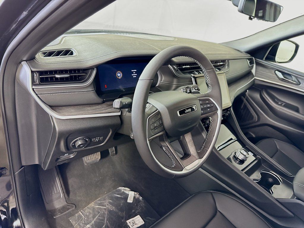 Certified 2025 Jeep Grand Cherokee Limited w/ Luxury Tech Group II RWD image 10