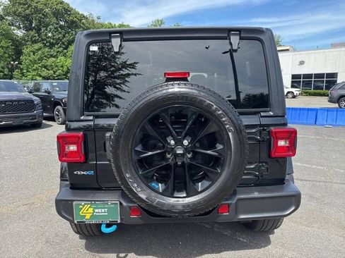 Used 2023 Jeep Wrangler Unlimited Sahara w/ Cold Weather Group AWD/4WD image 17
