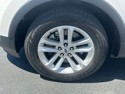 Used 2017 Ford Explorer XLT w/ Equipment Group 202A FWD image 32