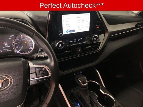 Used 2023 Toyota Highlander XLE AWD/4WD image 3
