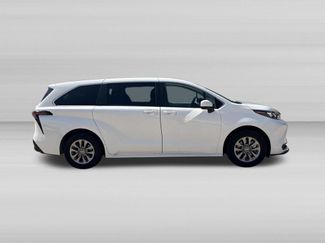 Used 2025 Toyota Sienna LE FWD video 3