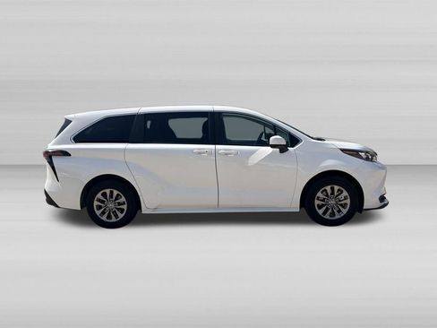 Used 2025 Toyota Sienna LE FWD image 3