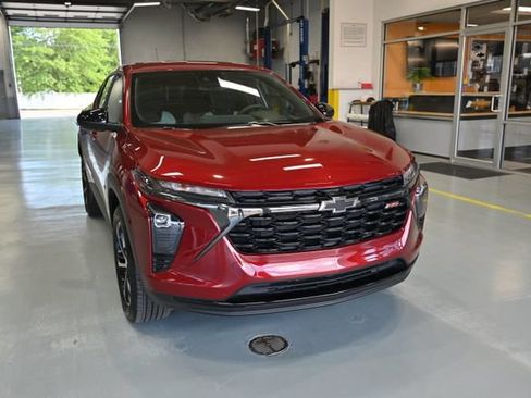 Used 2024 Chevrolet Trax RS w/ Driver Confidence Package FWD image 3