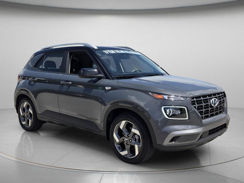 Certified 2025 Hyundai Venue Limited FWD image 9