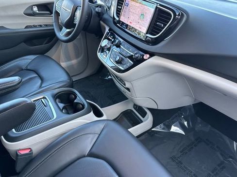 Used 2023 Chrysler Pacifica Touring-L image 20