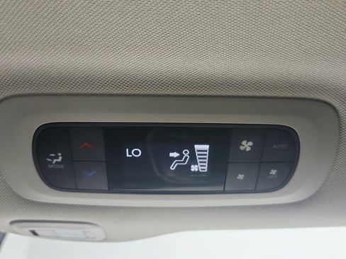 Used 2023 Chrysler Pacifica Limited FWD image 43