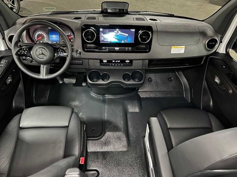 Used 2025 Mercedes-Benz Sprinter 2500 image 38