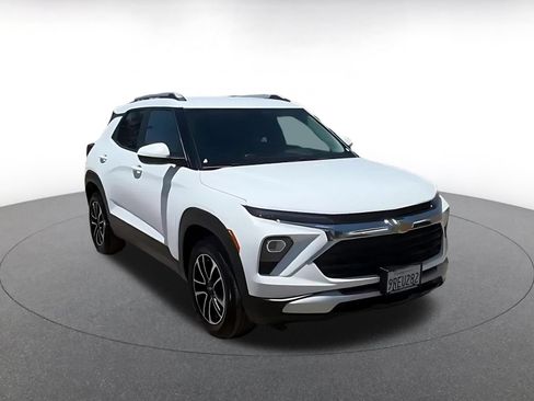 Used 2025 Chevrolet Blazer LT FWD image 3