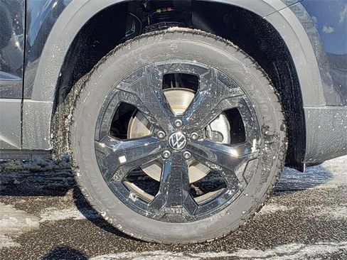 New 2026 Volkswagen Taos SE image 12