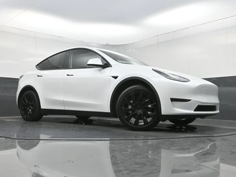 Used 2023 Tesla Model Y Long Range AWD/4WD image 23