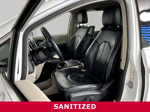 Used 2018 Chrysler Pacifica Limited w/ Tire & Wheel Group FWD image 21