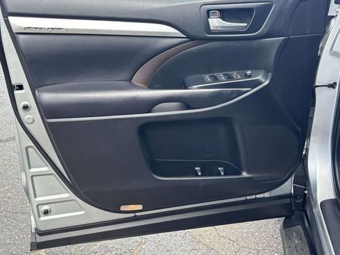 Used 2019 Toyota Highlander XLE FWD image 9