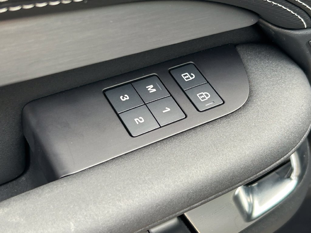 Used 2024 Land Rover Discovery Dynamic SE AWD/4WD image 27