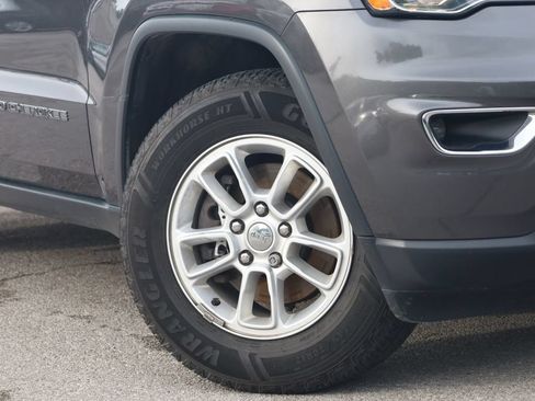 Used 2019 Jeep Grand Cherokee Laredo w/ Security & Convenience Group AWD/4WD image 3