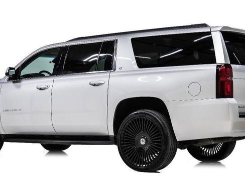 Used 2016 Chevrolet Suburban LT image 4