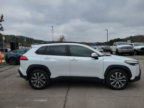 Used 2024 Toyota Corolla Cross XLE image 2