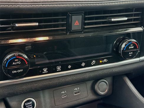 Used 2021 Nissan Rogue SV image 15