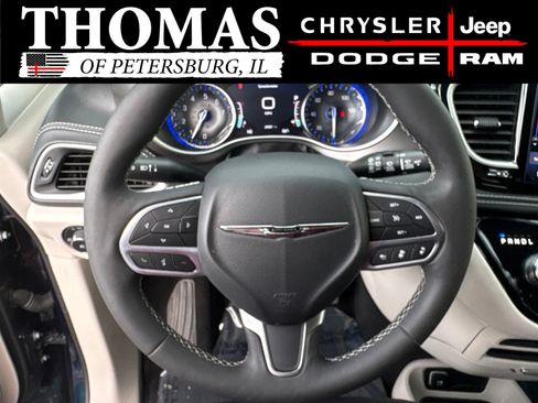 Used 2024 Chrysler Pacifica Touring-L FWD image 13