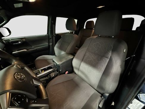 Used 2017 Toyota Tacoma TRD Off-Road w/ Premium & Technology Package image 18