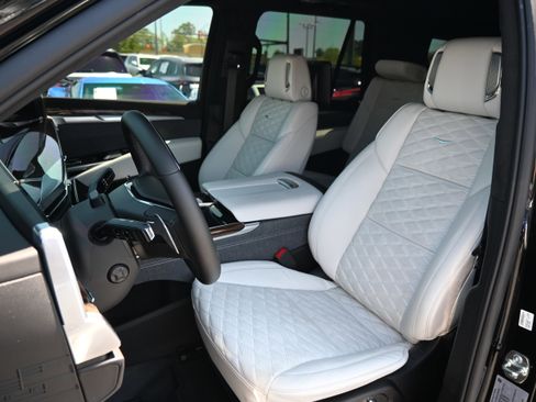 Used 2026 Cadillac Escalade Platinum Sport w/ LPO, ONYX Package image 7