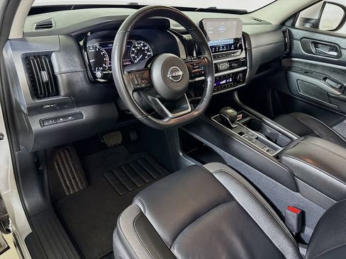 Used 2025 Nissan Pathfinder SL FWD image 7