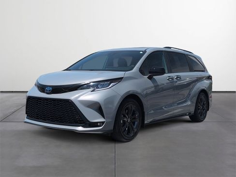 Used 2025 Toyota Sienna XSE w/ XSE Plus Package image 2