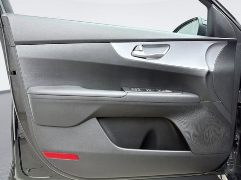 Used 2023 Kia Forte LXS w/ LXS Technology Package image 9