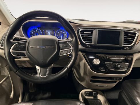 Used 2018 Chrysler Pacifica Touring-L FWD image 11