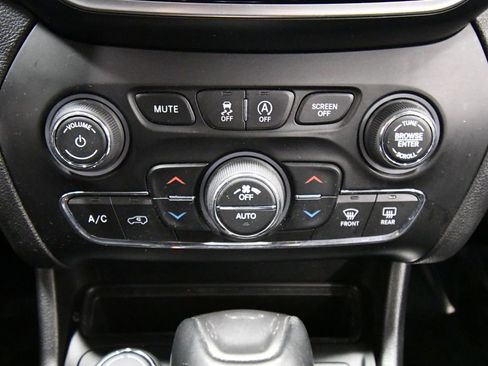 Used 2019 Jeep Cherokee Limited AWD/4WD image 24