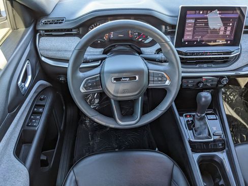 Used 2023 Jeep Compass Latitude image 18