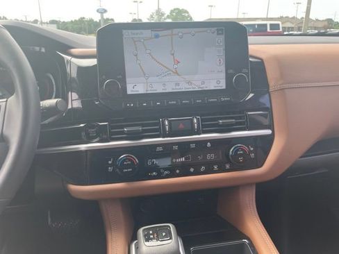 Used 2025 Nissan Pathfinder Platinum FWD image 23