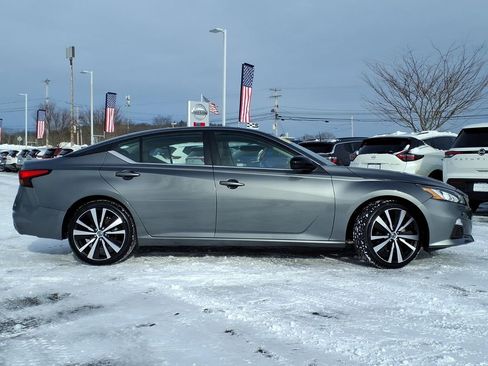 Certified 2022 Nissan Altima 2.5 SR image 2