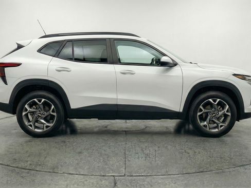 Used 2025 Chevrolet Trax LT FWD image 11