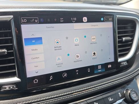 Used 2023 Chrysler Pacifica Limited FWD image 18