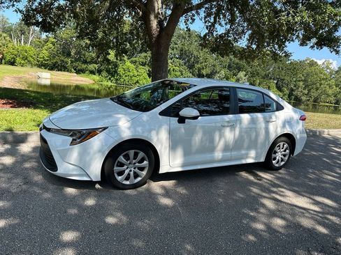Used 2024 Toyota Corolla LE FWD image 2