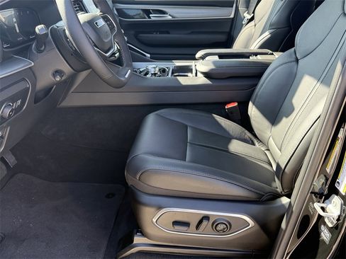 New 2025 Jeep Wagoneer L Series II w/ Convenience Group I image 12