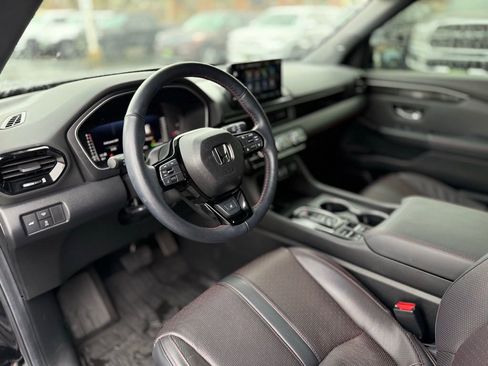 Used 2025 Honda Pilot Black Edition image 13