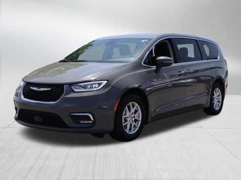 Used 2023 Chrysler Pacifica Touring-L FWD image 3
