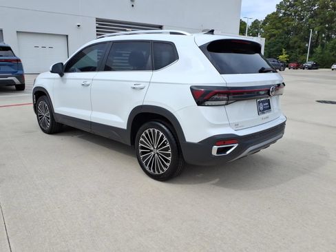 Certified 2026 Volkswagen Taos SE FWD image 7