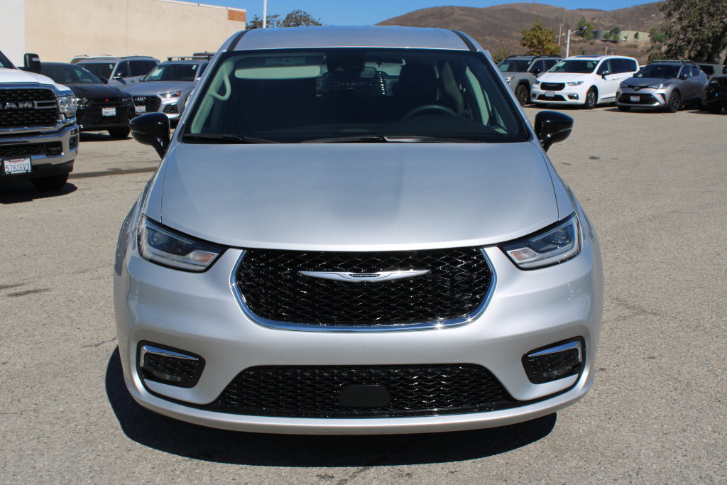 Used 2024 Chrysler Pacifica Touring-L FWD image 2