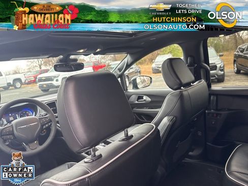 Used 2025 Chrysler Pacifica Limited image 28